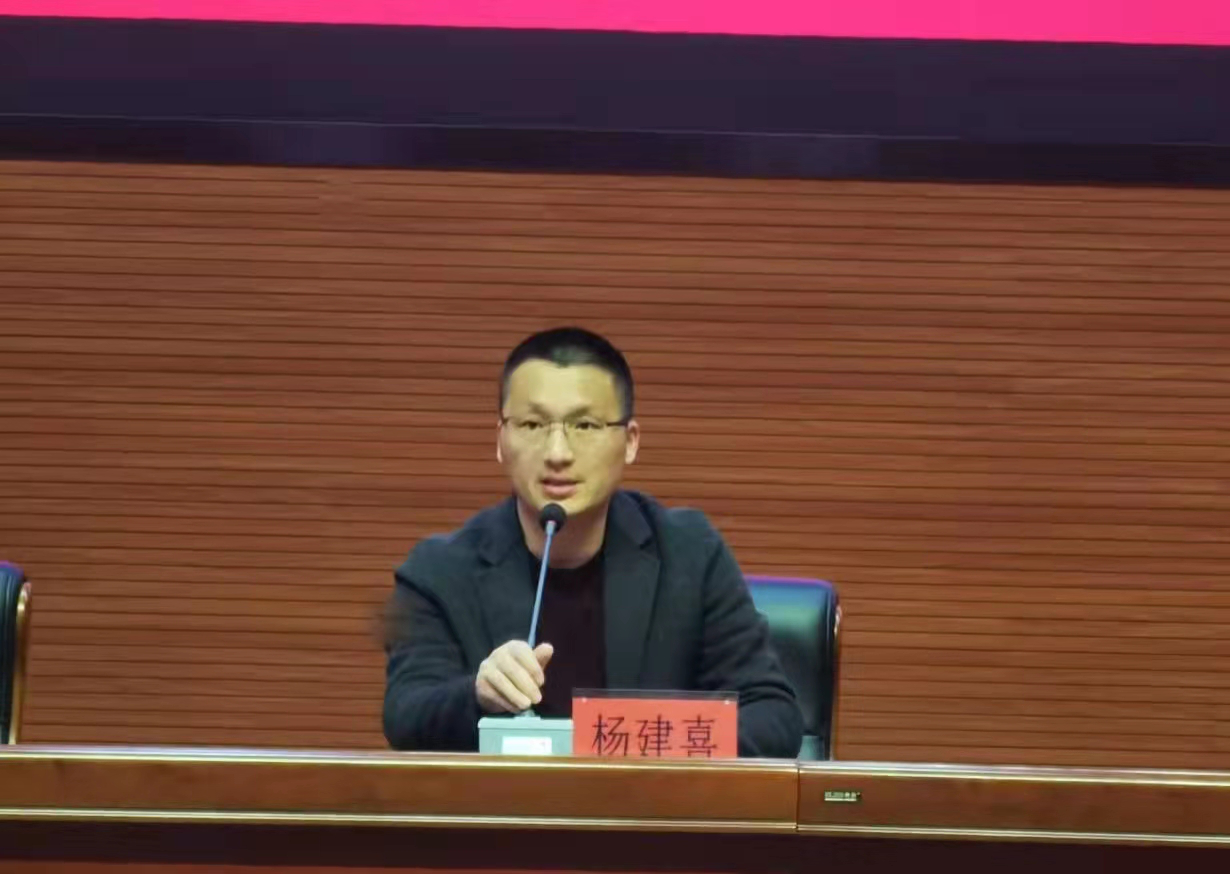 开班仪式上,副校长杨建喜发表了讲话,他激励学员们端正团校学习的动机