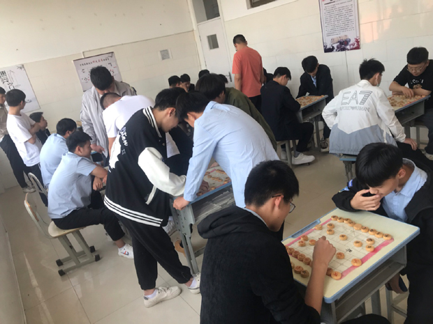 以棋启智乐在棋中宿迁经贸高职开展象棋社团活动